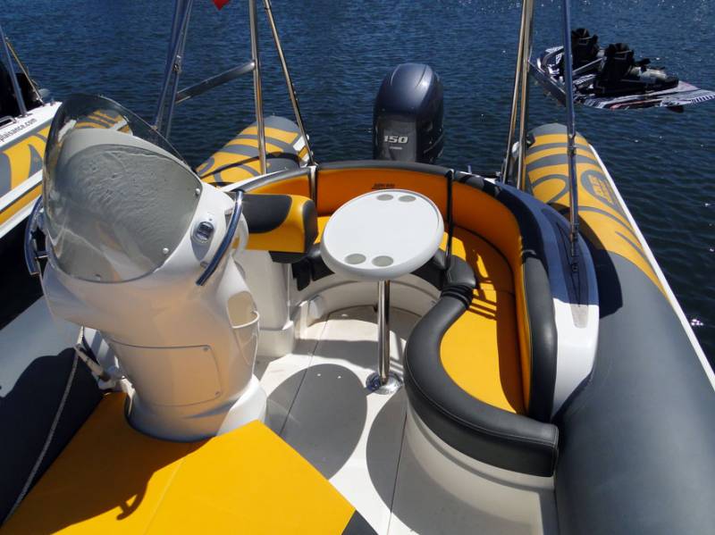 Louer un bateau moteur avec une table et taud de soleil en vacances sur la Presqu'île de Giens