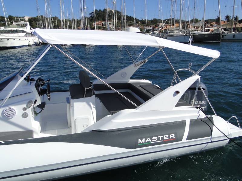 master 775 semi rigide a louer avec taud de soleil au port de porquerolles