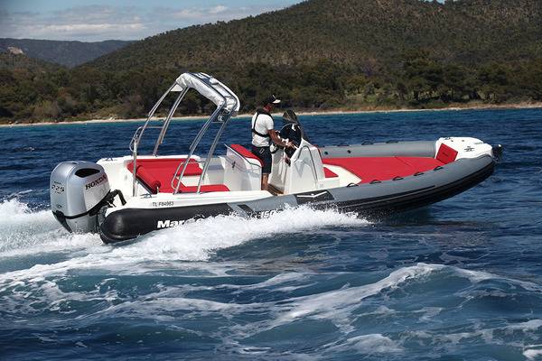 Location d'un bateau à moteur pour visiter Brégançon