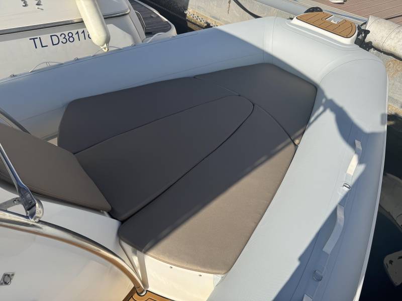 Location de bateau avec un taud de soleil à Hyères