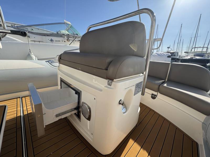 Location de bateau avec un taud de soleil à Hyères