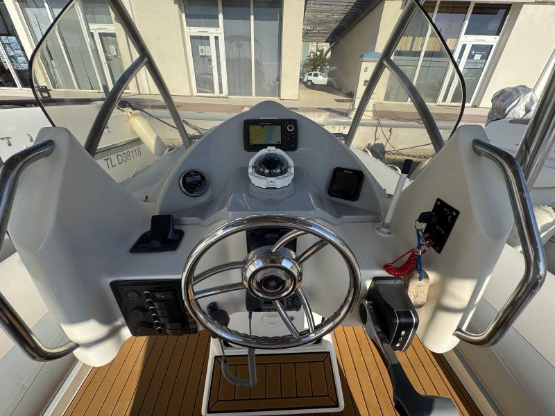 Location de bateau avec un taud de soleil à Hyères