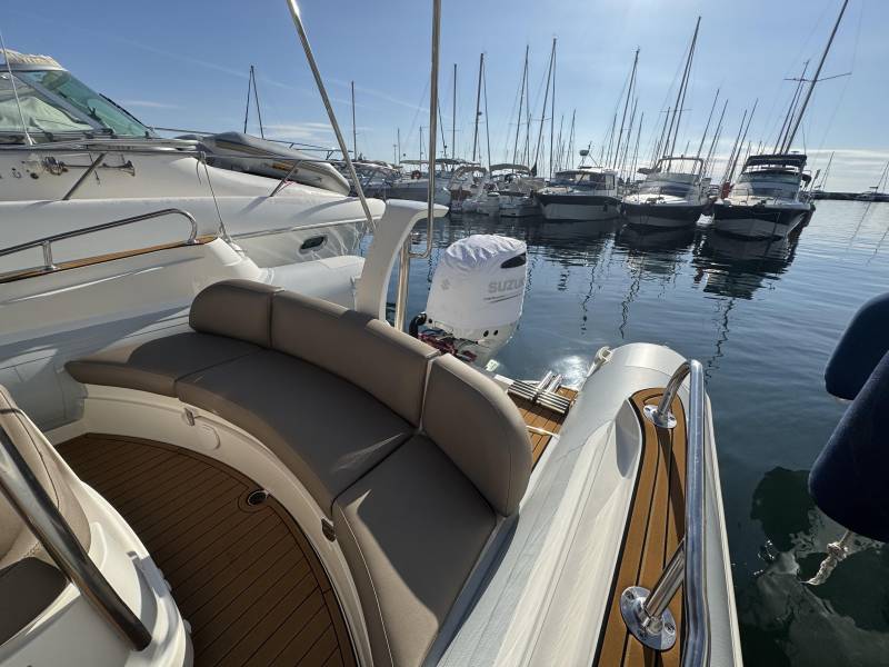 Location de bateau avec un taud de soleil à Hyères
