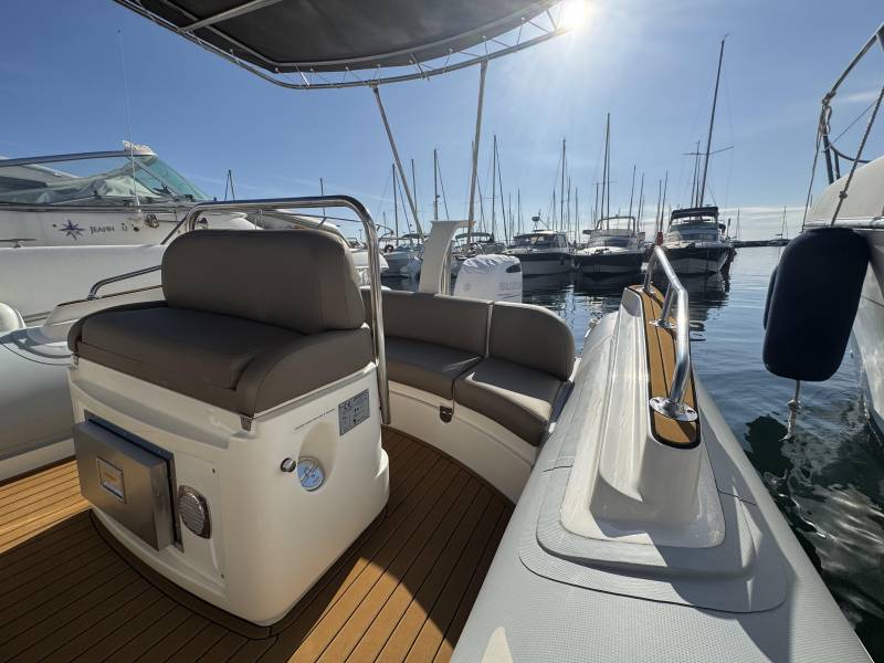 Location de bateau avec un taud de soleil à Hyères