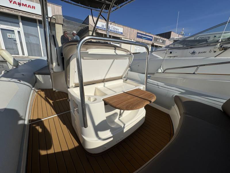 Location de bateau avec un taud de soleil à Hyères