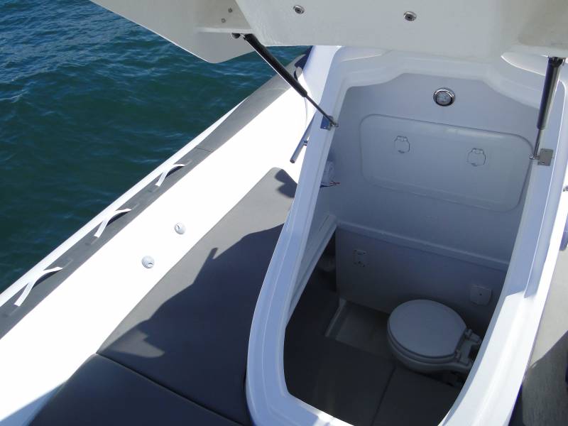 semi rigide avec wc en location port de hyeres